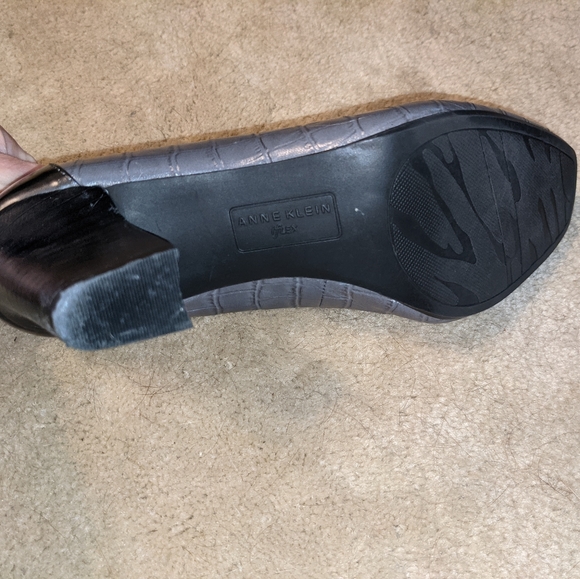 Anne Klein IFlex Gray Heels with Tassles - Picture 10 of 12